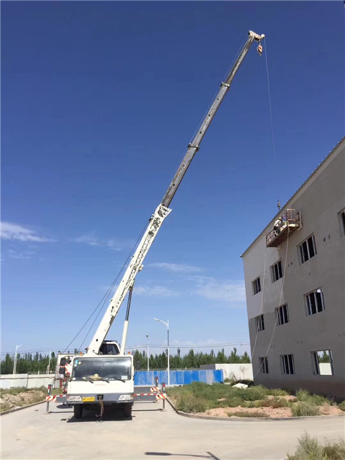 鸡冠区“轻装强干”—— 吊车的 “轻量化臂架” 技术